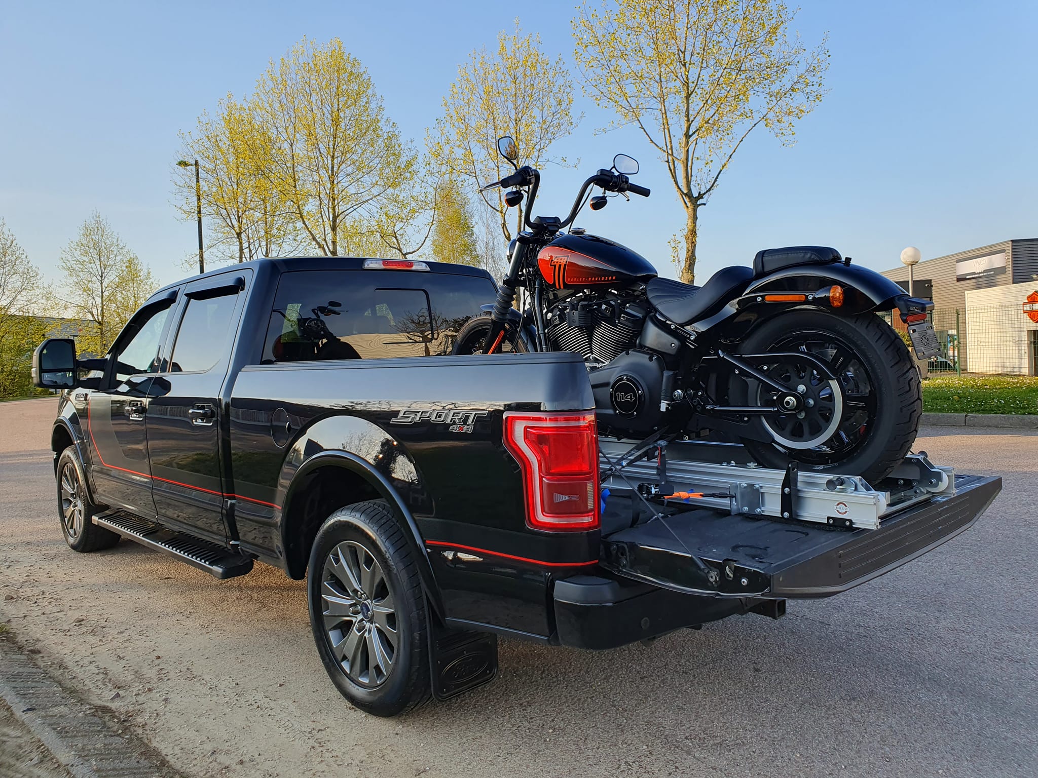 rampe-de-chargement-electrique-moto-pick-up Vendre à tout prix : pas chez Ride & Go !  